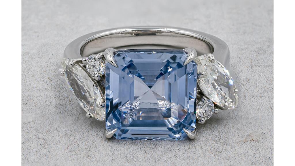 Giraux Fine Jewelry in San Francisco, California, designed by Sarkis Sarkissian. A platinum ring set with a heat-treated 9.05-carat octagonal step-cut natural sapphire, with two prong-set antique-cut marquise diamonds weighing 1.10 carats and two round brilliant diamonds weighing 0.17 carats ($40,000) Giraux Fine Jewelry sapphire diamond ring